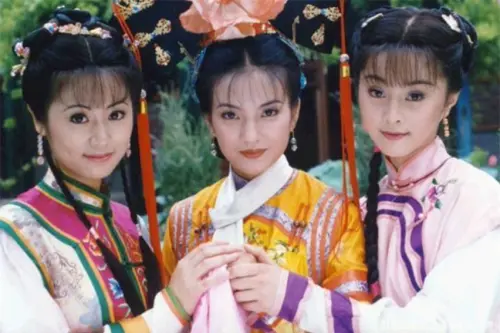 ▲范冰冰（右）曾與林心如（左）趙薇（中）出演《還珠格格》，以金鎖一角走紅。（圖／微博@骨朵星番）