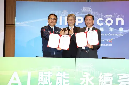 ▲ 台南市在「2025 AIHPCcon台灣AI超算年會」宣布與華碩電腦簽署「全台首座AI City示範城市」合作備忘錄，由台南市長黃偉哲與華碩共同執行長胡書賓共同簽署並由國家科學及技術委員會常務副主委蘇振綱擔任見證人。（圖／南市府提供）