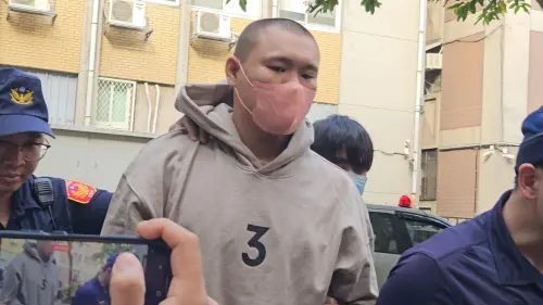 ▲砍斷天道盟「黑狗」腳筋的王姓共犯，移送時也跟徐姓嫌犯一樣，身穿胸前有「3」、背後三個點的灰色帽T，在場媒體一度以為這是新版囚服。（圖／記者劉松霖攝）