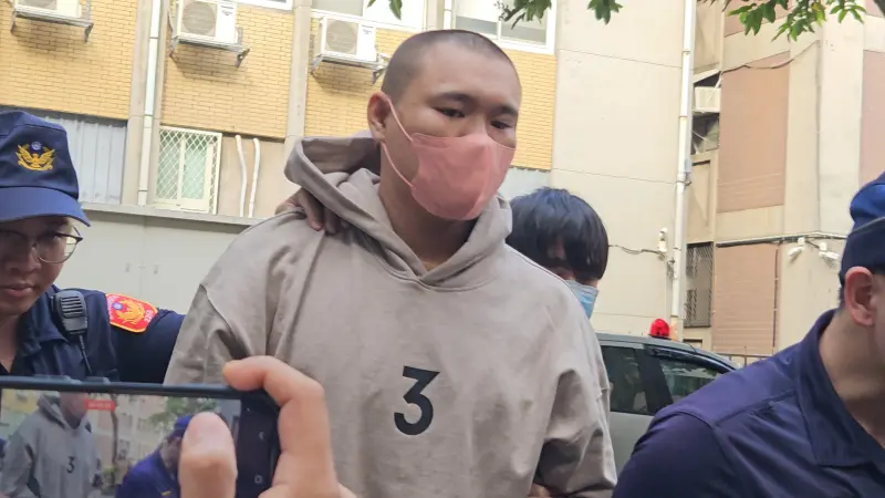    ▲砍斷天道盟「黑狗」腳筋的王姓共犯，移送時也跟徐姓嫌犯一樣，身穿胸前有「3」、背後三個點的灰色帽T，在場媒體一度以為這是新版囚服。（圖／記者劉松霖攝）  