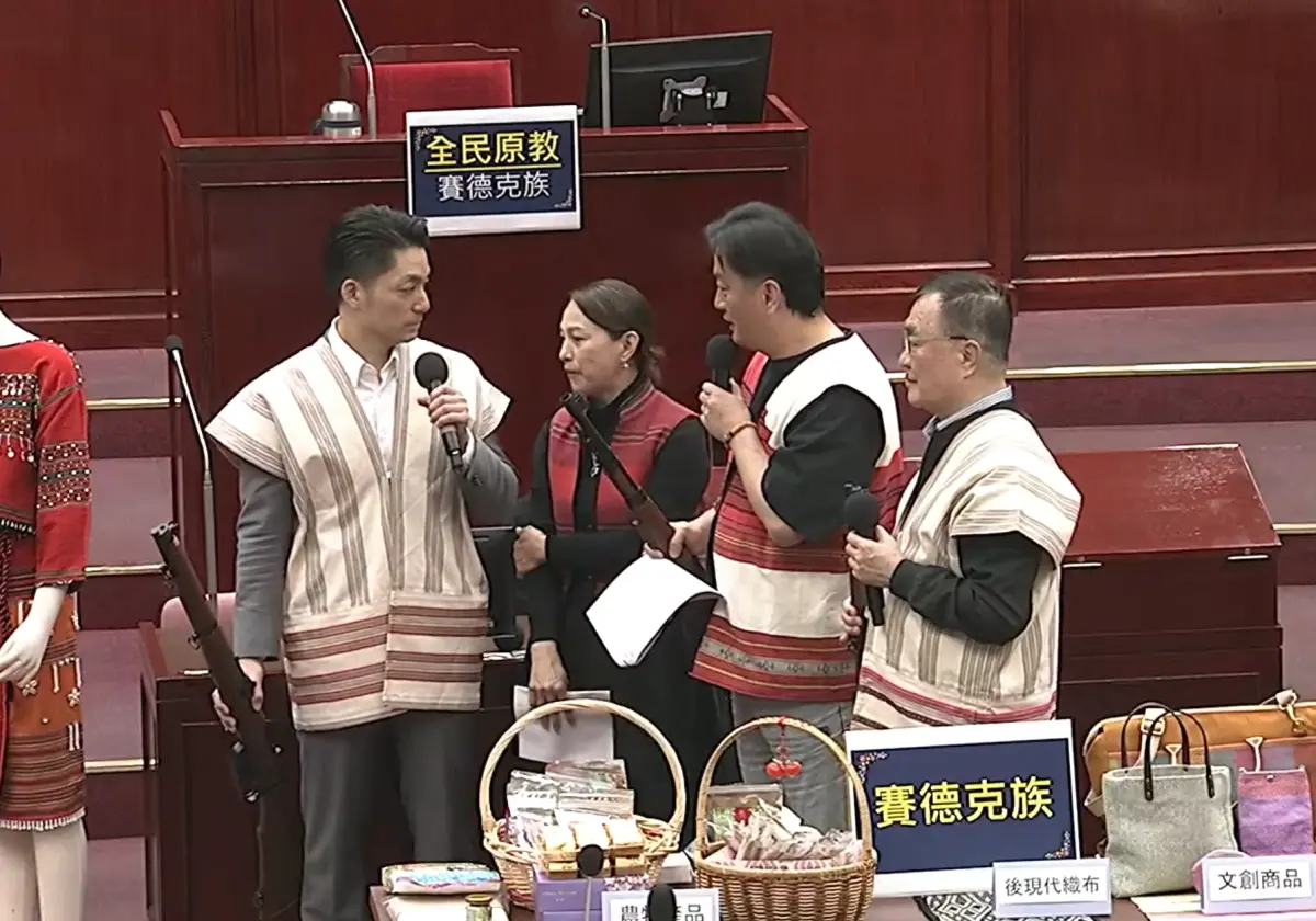 蔣萬安、李四川議會「手拿獵槍」！議員：麻煩警察局長把他們帶走