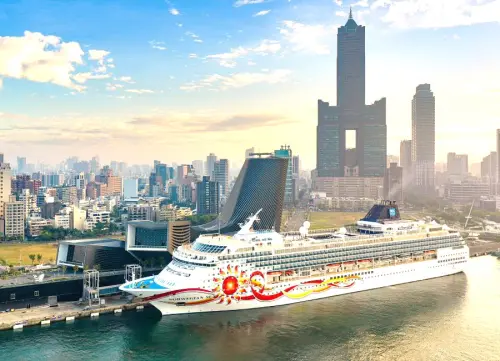 ▲挪威郵輪公司太陽號郵輪(Norwegian Sun)首航高雄港，泊靠高雄港旅運中心碼頭。(圖／高雄港務分公司提供)
