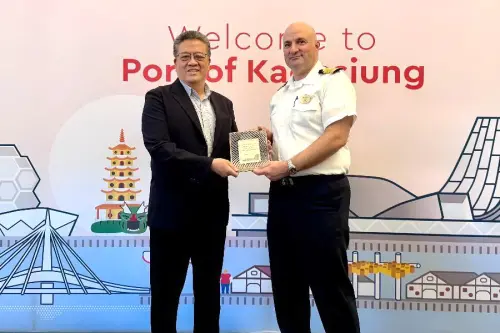 ▲挪威郵輪公司太陽號郵輪(Norwegian Sun)首航高雄港，由高雄港務分公司港務長陳祖強(左)向船長(右)致送首航紀念牌，以展現高雄港對挪威郵輪的重視。(圖／高雄港務分公司提供)