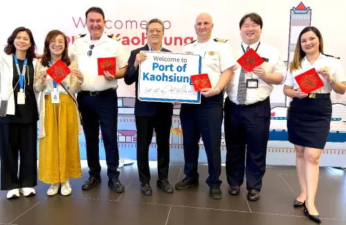 ▲高雄港務分公司港務長陳祖強(中)致送文創書法給挪威郵輪公司太陽號(Norwegian Sun)郵輪船長(右3)等人，以資紀念。(圖／高雄港務分公司提供)