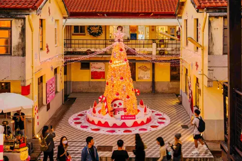 ▲foodpanda 新北歡樂耶誕城由耶誕麋鹿造型胖胖達坐鎮、審計耶誕村則打造了 4 米高夢幻粉色耶誕樹，指定日期更將下起雪花。（圖／官方提供）