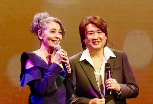 ▲賴佩霞（左）在個人音樂會上自爆，40年前曾是周治平（右）的迷妹，一度不敢跟他說話。（圖／尚時代文創娛樂提供）