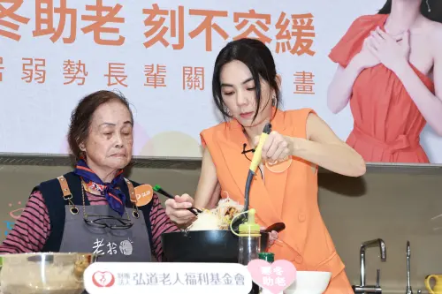 ▲Ella（如圖）今（2）日出席助老公益記者會，現場她和90歲的奶奶一起炒米粉。（圖／記者吳翊緁攝影）