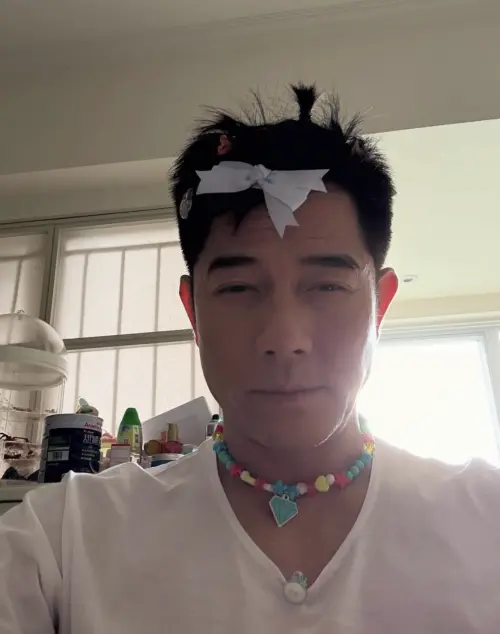 ▲郭富城（如圖）在IG分享家中二寶幫他做造型，他大讚完美。（圖／翻攝自郭富城IG@aaronkwokxx）