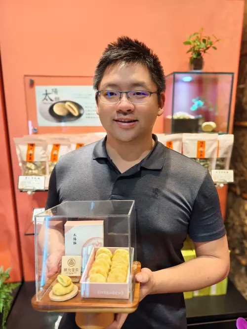 ▲百年餅店陳允寶泉食品總經理陳溢輝，今天宣佈自由路總店義賣三天，所得全數投入香港火災救援，（圖／業者提供）