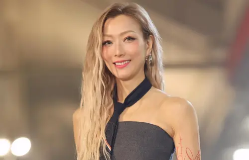 ▲香港大火讓全港陷入濃濃的悲傷中。而香港女星鄭秀文趁拍戲空檔衝到教堂參加祈禱會，淚喊：「願時間幫療傷。」豈料卻引發案外案。（圖／鄭秀文 Sammi Cheng 臉書）