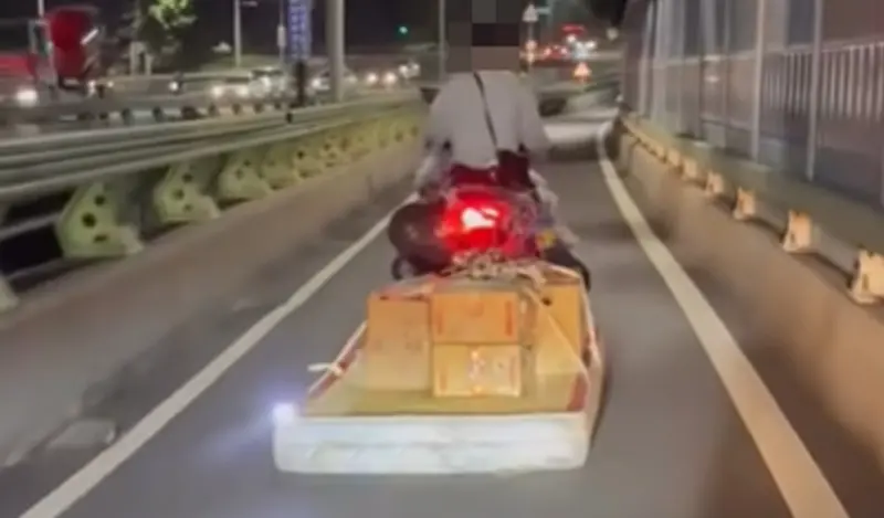 機車拖彈簧床還加閃爍燈示警　高雄阿伯神級運貨法惹議