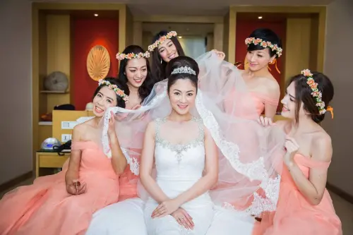 ▲潘奕如（右2）和許瑋甯（右1）2016年一起當伴娘結緣。（圖／潘奕如提供）