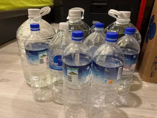 ▲淡水停水戶買水、水塔馬達修繕都可申請。不過，需檢附發票或收據等憑證。（圖／記者徐銘穗攝）