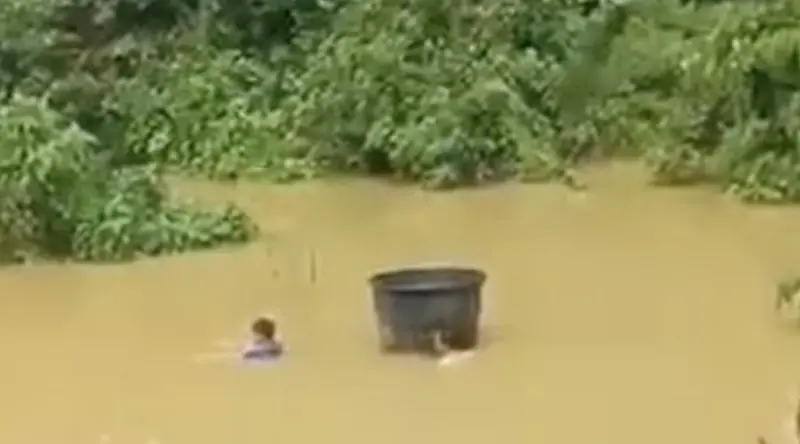 考生洪水中游泳赴考！學校堅持不停課引熱議　大馬洪災嚴重