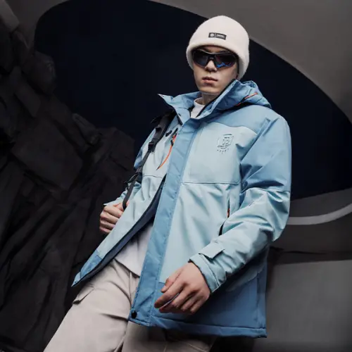 ▲共有6個口袋收納實用，袖口魔鬼氈設計可調袖寬，立領設計防冷空氣，雙向拉鍊可上下開合。（圖／ONE BOY提供）