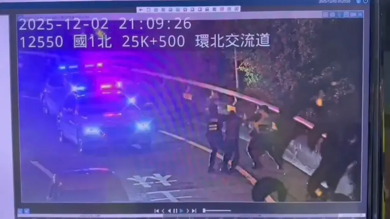 國道追撞前車突暴走！恐怖男「拿榔頭狂追」猛砸車　襲警畫面曝光
