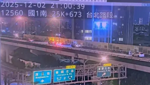 ▲ 國道追撞釀糾紛，男拿榔頭亂砸、襲警。（圖／翻攝畫面）