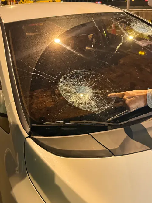 ▲ 國道追撞釀糾紛，男拿榔頭亂砸、襲警。（圖／翻攝畫面）