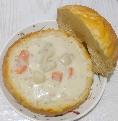 ▲網友分享可以把蛤蜊濃湯做成麵包盅。（圖／Costco好市多 商品經驗老實說臉書）