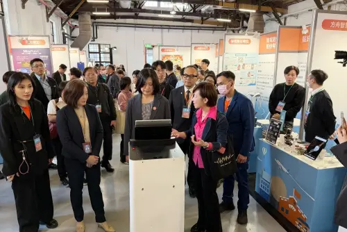 ▲觀光署長陳玉秀參觀攤位，聽取業者介紹。（圖／交通部觀光署提供）