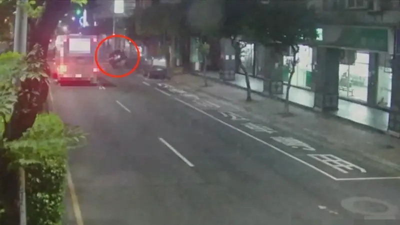 三重女深夜撞爛整排機車！翹孤輪「原地彈跳著地」超驚險畫面被拍