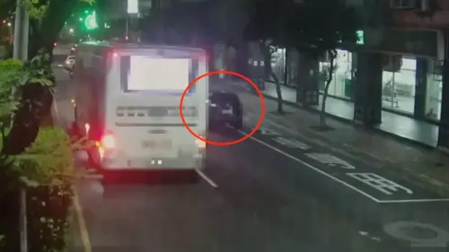 ▲  三重女深夜撞爛整排機車！翹孤輪「原地彈跳著地」超驚險畫面被拍。（圖／翻攝畫面）