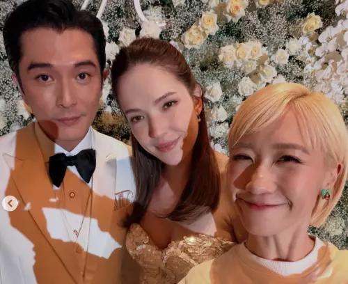 ▲Lulu（右）主持婚禮又哭又笑。▲Lulu（右1）主持許瑋甯（中間）和邱澤（左1）的婚禮。（圖／翻攝自IG@sunnygirl800424）