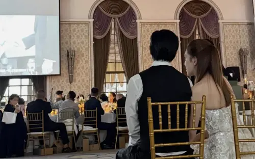 ▲許瑋甯（右）、邱澤（左）坐在一起看婚禮影片，畫面實在太美。（圖／翻攝自IG@sunnygirl800424）