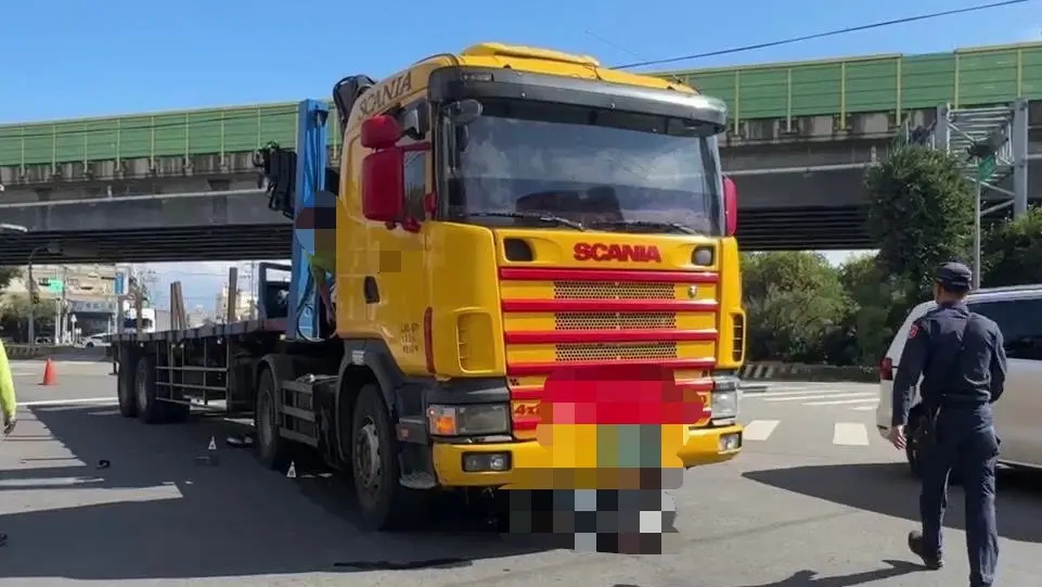 快訊／台中死亡車禍！女騎士擦撞聯結車捲車底 「屍首分離」慘死