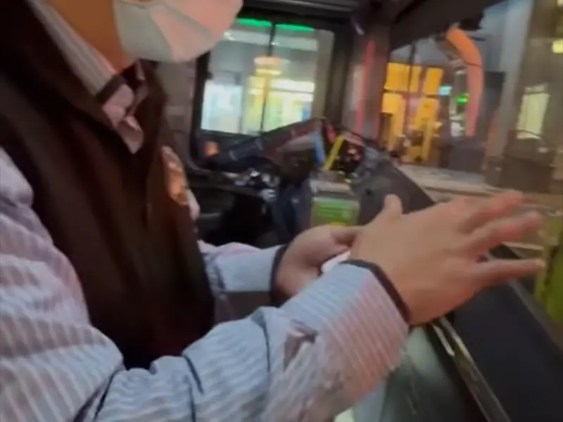 被客運司機拒載、門夾腳！路邊僵持畫面曝光　乘客氣炸：綠燈了啦