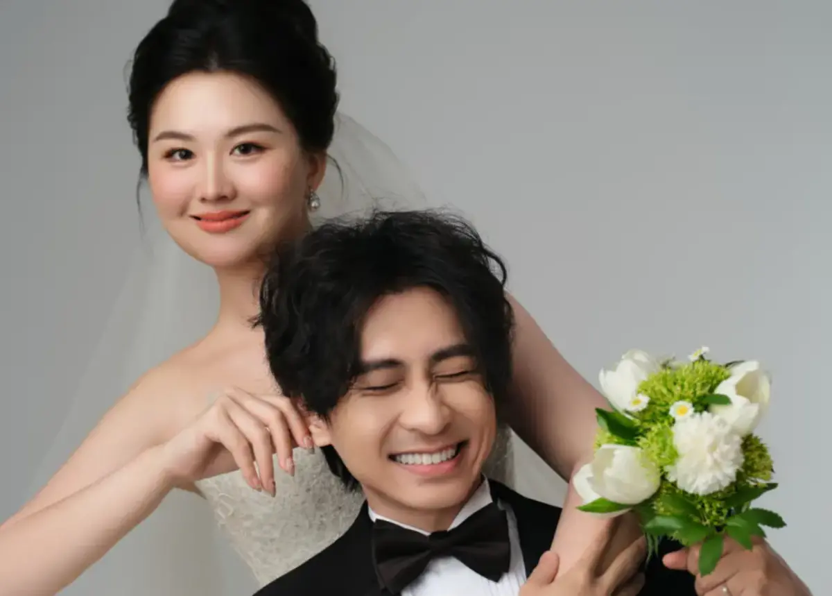 小明劍魔突曬甜蜜婚紗照！親口證實：沒跟老婆離婚 粉絲卻開酸了