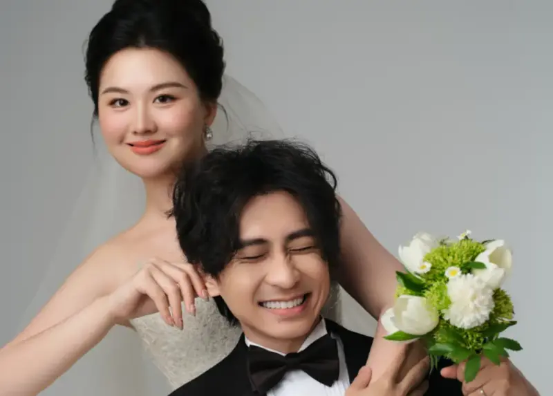 小明劍魔突曬甜蜜婚紗照！親口證實：沒跟老婆離婚　粉絲卻開酸了