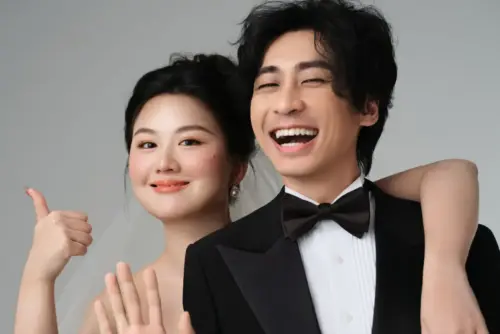 ▲小明劍魔證實與老婆伊倫很早就結婚了，但婚宴最近才舉辦、婚紗照也是剛拍的。（圖／小明劍魔bilibili）