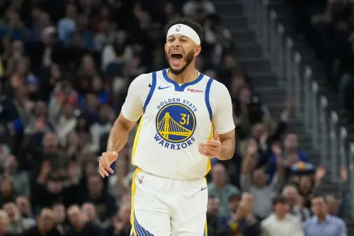 ▲小柯瑞（Seth Curry）迎來個人勇士生涯的首場NBA美國例行賽，他今晚得到了14分，團隊6人得分上雙，勇士隊終場以112：124輸球，但整體來說打出了一場有競爭力的內容。（圖／美聯社／達志影像）