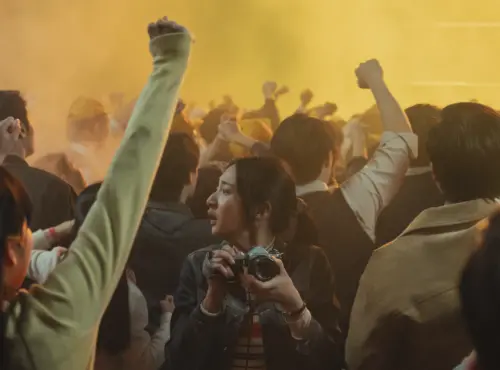 ▲李沐（最前排中）在《那張照片裡的我們》飾演攝影師，參與了1977年的中壢事件。（圖／瀚草文創GrX STUDIO提供）