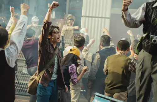 ▲宋柏緯（最前排左二）在《那張照片裡的我們》飾演熱血青年。（圖／瀚草文創GrX STUDIO提供）