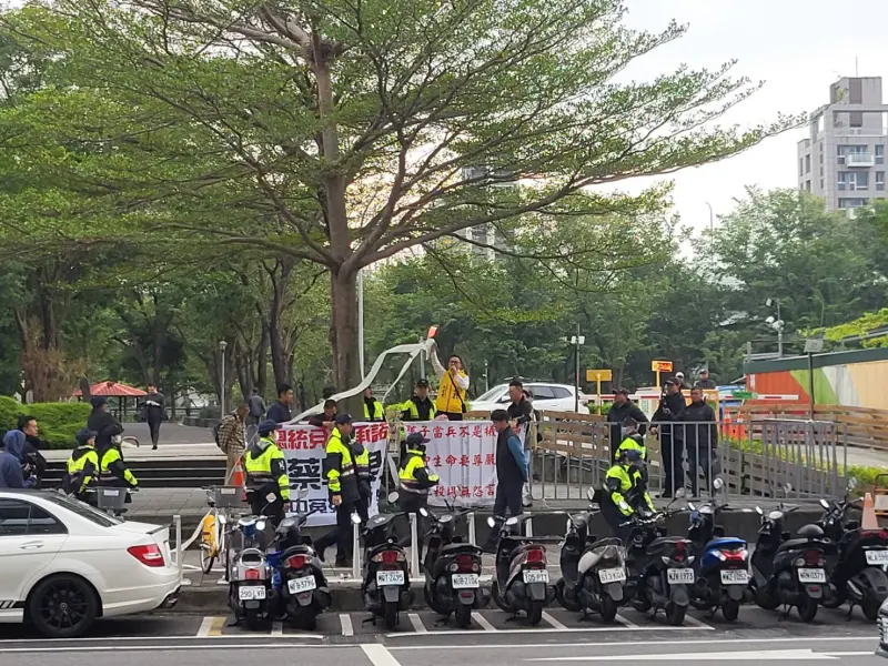 ▲新黨下午赴民進黨中央丟擲衛生紙抗議。（圖／記者陳佩君攝，2025.12.03）