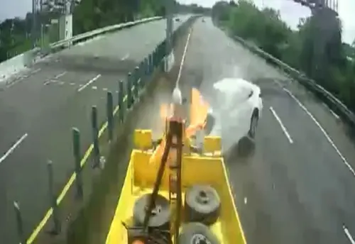 ▲9月9日下午於國3北向253.2公里處，1輛施工緩撞車於內車道警戒時，遭後方開啟ADAS小客車追撞。（圖／高公局）