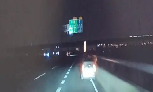 ▲9月1日深夜，國3北向203.7公里處，1輛小客車因故障、跨線停於路肩與輔助車道間，遭後方開啟ADAS小客車追撞。（圖／高公局）