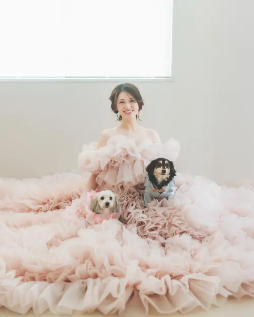 ▲松村沙友理與兩隻毛小孩合影，婚紗相當夢幻。（圖／松村沙友理IG@matsumura_sayuri_official）