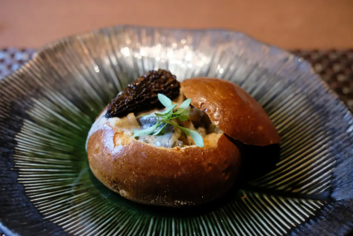 ▲「Will’s Teppanyaki」將迎來五週年，並推出新菜單，融入許多台灣菜元素，圖為重新演繹台南經典小吃的「鮑魚棺材板．羊肝菌．松露醬汁」。（圖／記者葉盛耀攝）