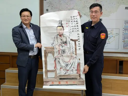 ▲麻豆警偵破神像遭盜案，市府副秘書長徐健麟照原雕像繪「卯兔星君」贈警分局。（圖／麻豆警分局提供）
