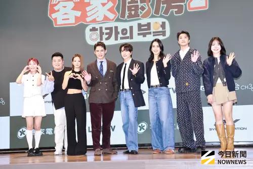 ▲孝淵（左3起）、温昇豪、利特及陳庭妮等人今出席《廚師的迫降：客家廚房2》開播記者會。（圖／記者吳翊緁攝影）