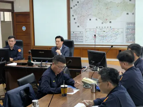 ▲麻豆警偵破神像遭盜案，市府副秘書長徐健麟照原雕像繪「卯兔星君」贈警分局。（圖／麻豆警分局提供）