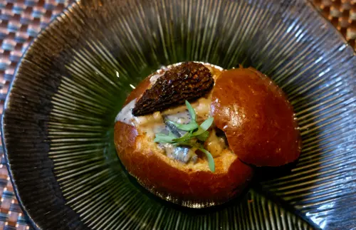 ▲「鮑魚棺材板．羊肝菌．松露醬汁」是將鮑魚、軟絲與羊肚菌還有濃厚的松露醬汁，置於布里歐麵包內。（圖／記者葉盛耀攝）