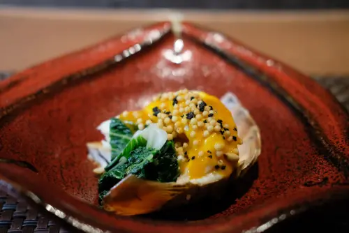 ▲「炭燻龍蝦．奶油白菜．松子米果」內的現煎龍蝦，吃起來鮮甜過癮。（圖／記者葉盛耀攝）