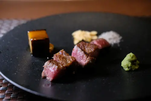 ▲「和牛．馬鈴薯千層．芥末．蒜片」以恰到好處的火候，完美呈現日本和牛的美味。（圖／記者葉盛耀攝）