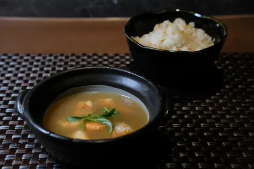 ▲「蝦皇撈汁·蒜味炒飯」帶著台南蝦仁飯的意象，也有粵菜撈汁飯的風味。（圖／記者葉盛耀攝）