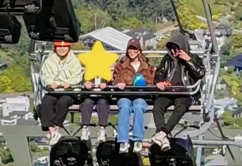 ▲周杰倫（右1）、昆凌（右2）帶兒子一起坐纜車。（圖／微博@吃瓜鵝娛樂圈）