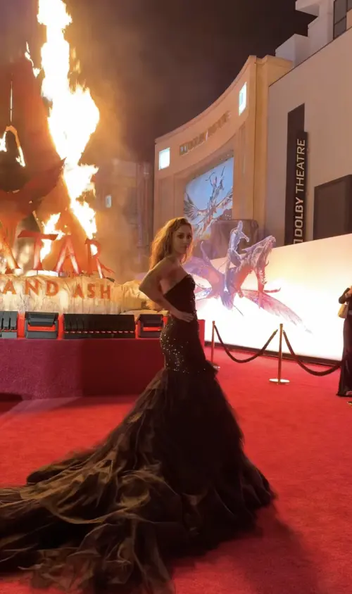 ▲麥莉出席《阿凡達：火與燼》洛杉磯首映會，身後就有火光效果的陳設，讓人不注意到也難。（圖／摘自  IG@20thcenturystudios）